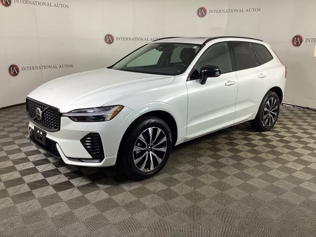 2025 Volvo XC60 Core's photo