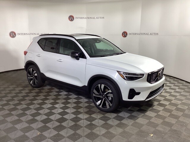 2025 Volvo XC40 photo 3