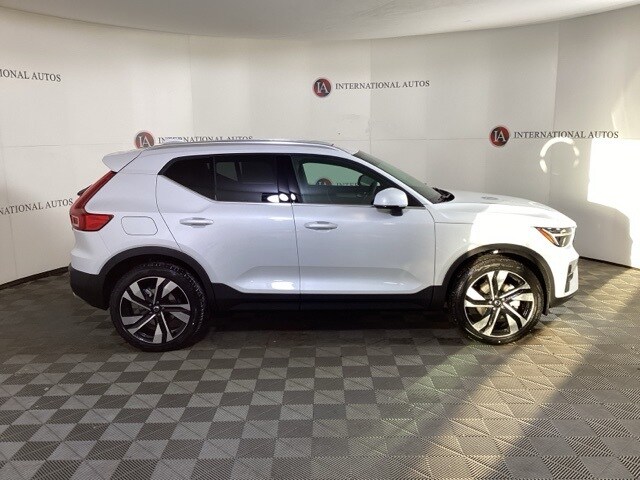 2025 Volvo XC40 photo 4