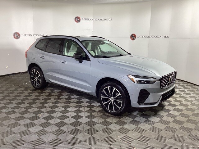 2025 Volvo XC60 B5 Plus photo 2