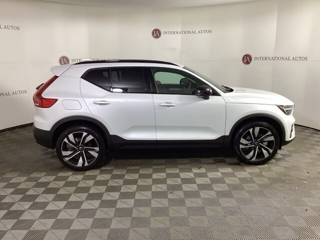 2025 Volvo XC40 Plus photo 4