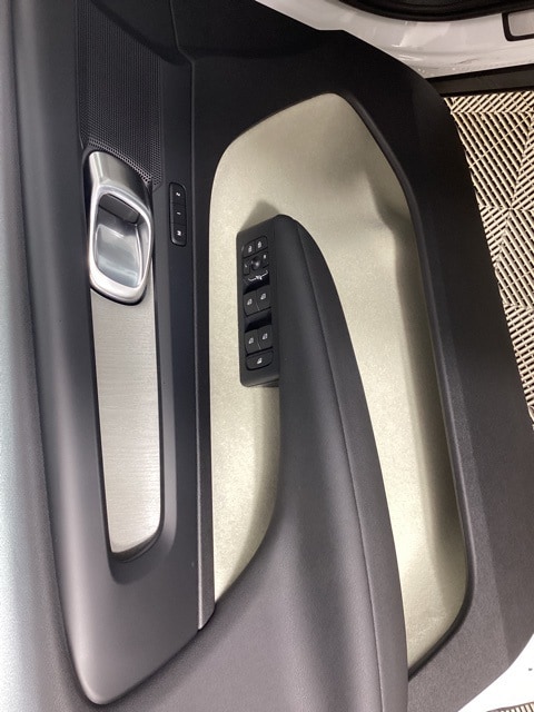 2026 Volvo XC40 Plus - Photo 16
