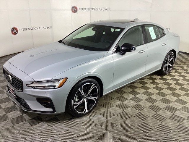 pre-owned 2024 Volvo S60 B5 Plus Dark Sedan for sale in Orland Park, near Chicago, IL