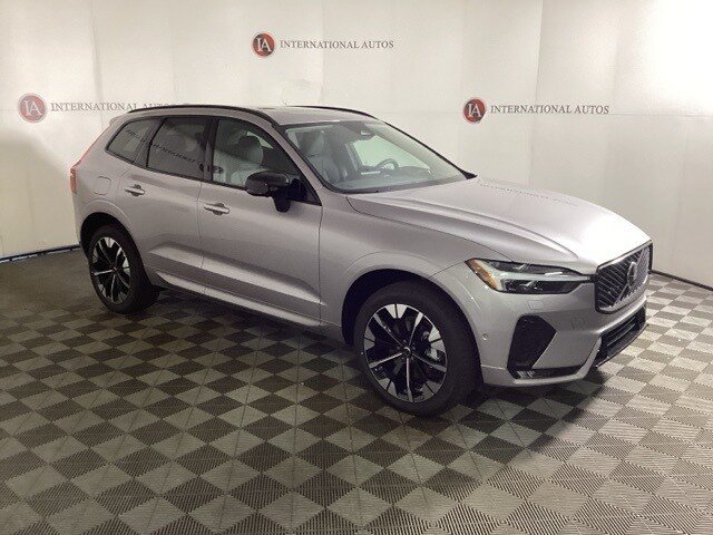 2026 Volvo XC60 Plus photo 3