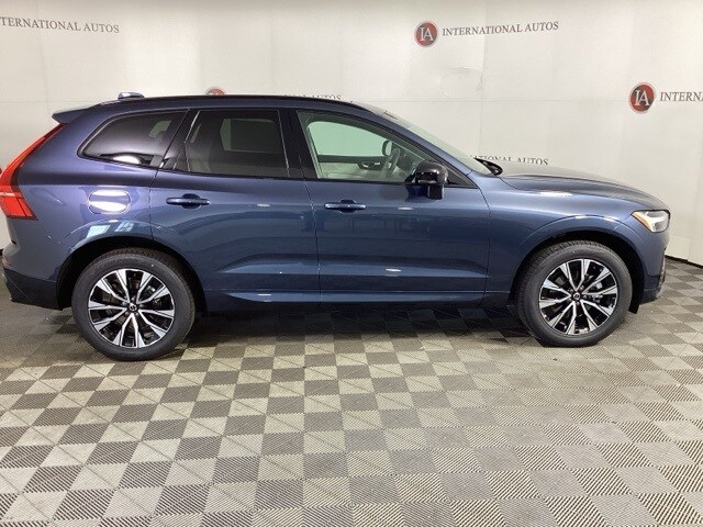 2025 Volvo XC60 B5 Core photo 4