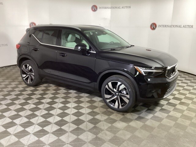 2025 Volvo XC40 photo 3
