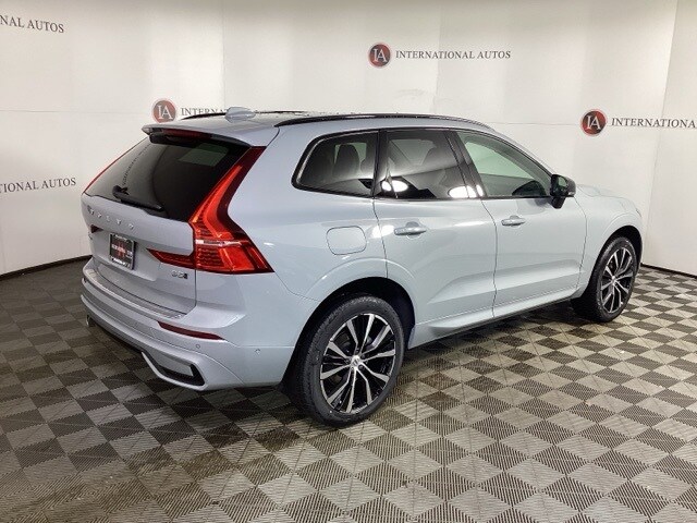 2025 Volvo XC60 B5 Plus photo 4