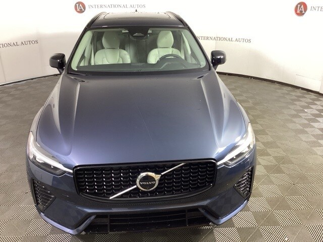 2025 Volvo XC60 B5 Plus photo 2