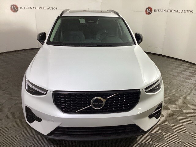 2025 Volvo XC40 photo 2