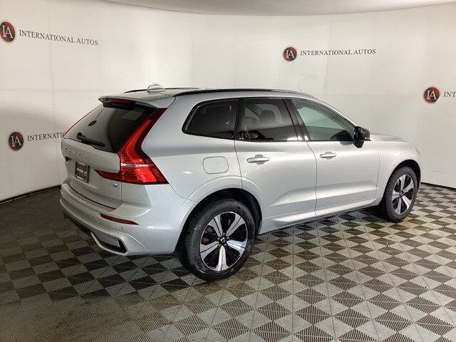 2025 Volvo XC60 Hybrid T8 Core photo 4