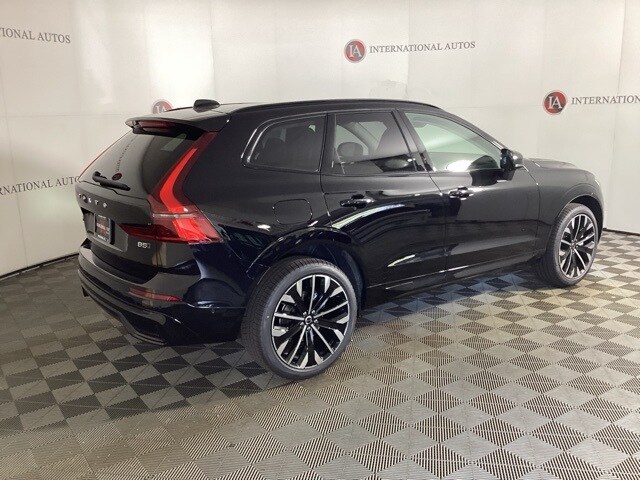 2026 Volvo XC60 B5 photo 3