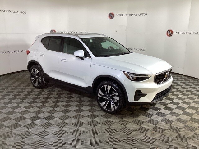 2025 Volvo XC40 photo 3