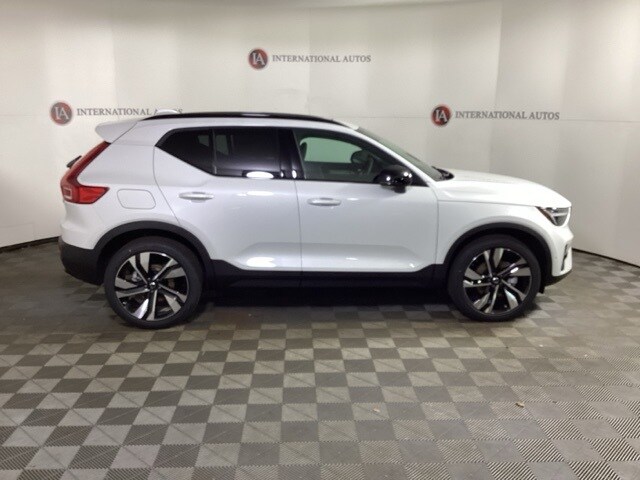 2025 Volvo XC40 photo 4