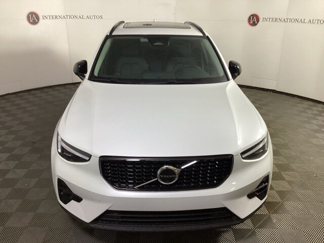 2025 Volvo XC40 Plus photo 2