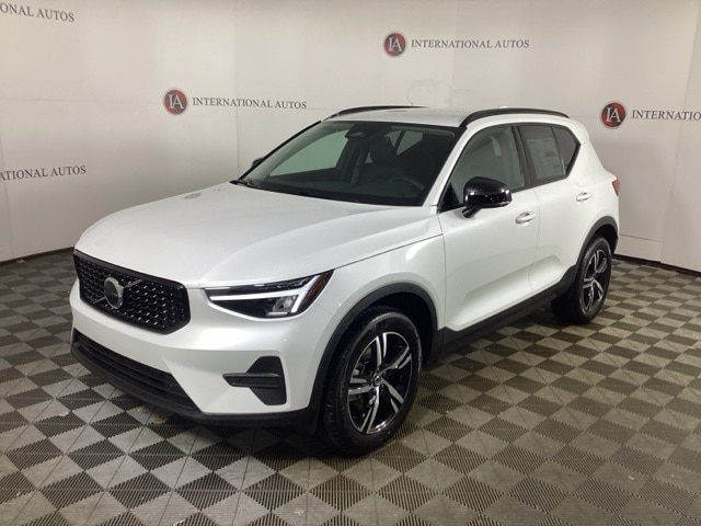 2026 Volvo XC40 Core's photo