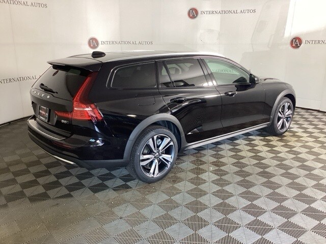 2026 Volvo V60 Cross Country B5 Plus photo 4