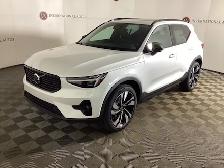 2025 Volvo XC40 B5 Plus Dark Theme AWD SUV