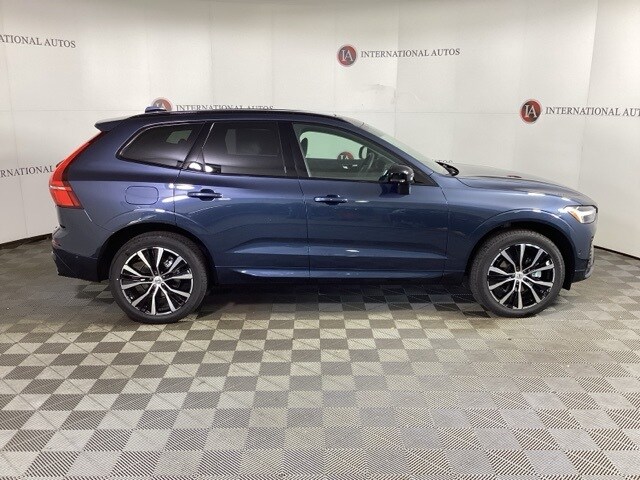 2025 Volvo XC60 B5 Plus photo 4