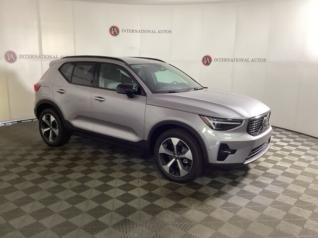 2026 Volvo XC40 Plus photo 3