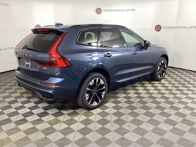 2026 Volvo XC60 B5 Plus photo 4