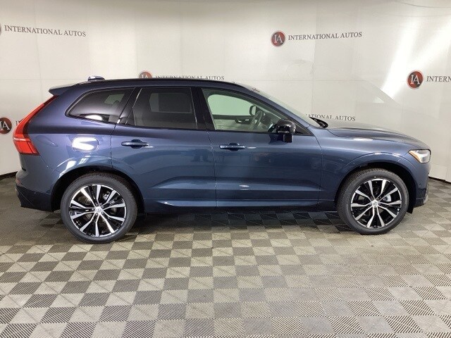 2025 Volvo XC60 B5 Plus photo 4