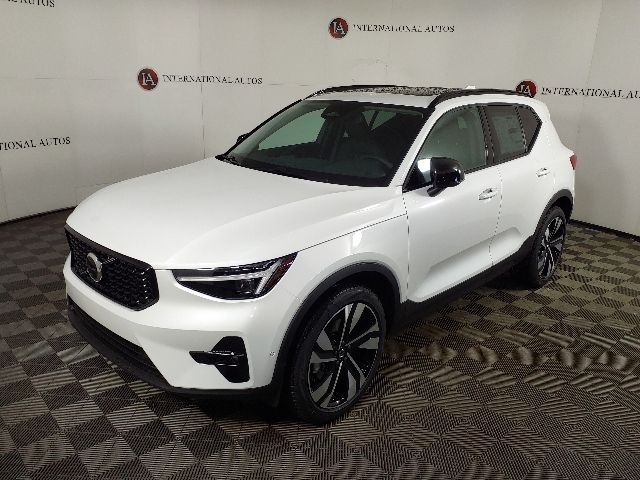2026 Volvo XC40 B5 Ultra Dark AWD's photo