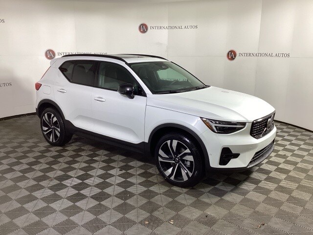 2025 Volvo XC40 Plus photo 3
