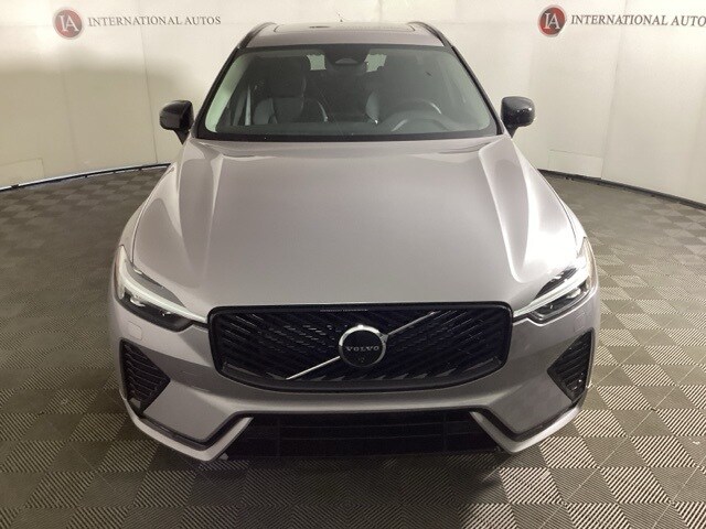 2026 Volvo XC60 Plus photo 2