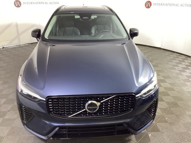 2025 Volvo XC60 B5 Plus photo 2