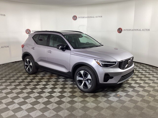 2026 Volvo XC40 Plus photo 2