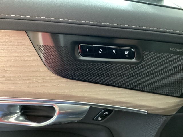 2026 Volvo XC90 Plus - Photo 17