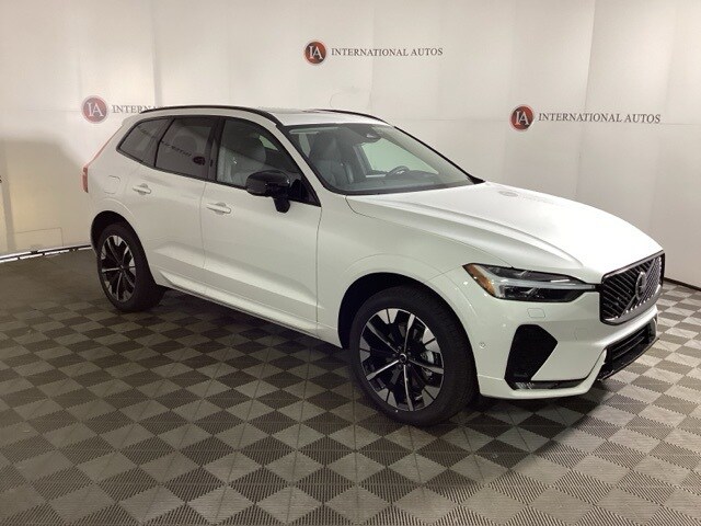 2026 Volvo XC60 B5 Plus photo 3