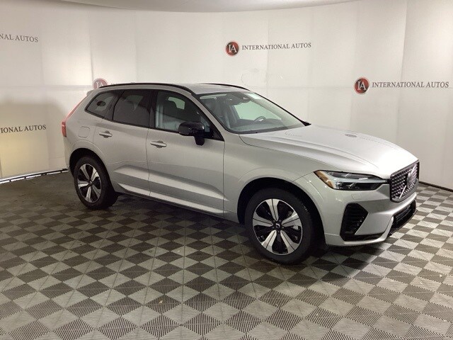 2025 Volvo XC60 Hybrid T8 Core photo 3