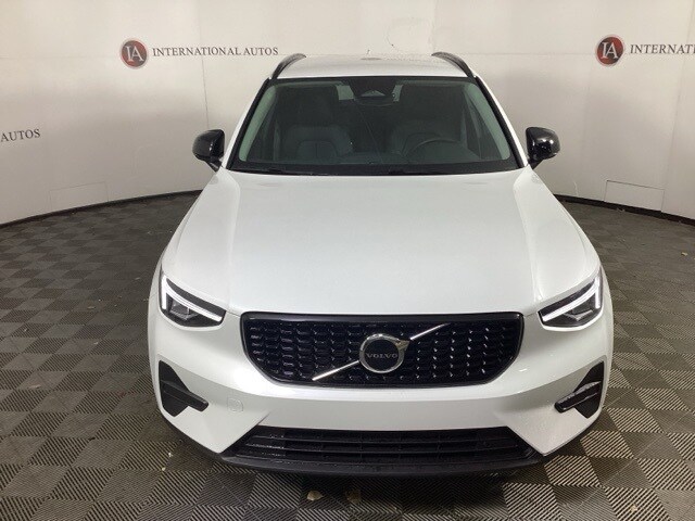 2026 Volvo XC40 Core photo 2