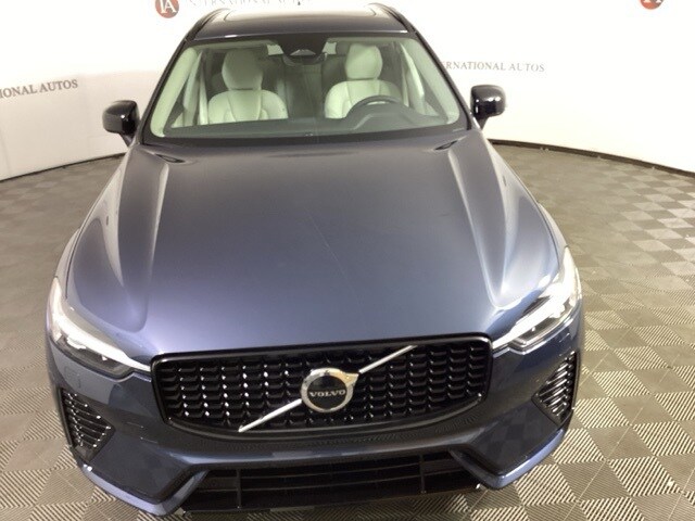 2025 Volvo XC60 B5 Core photo 2