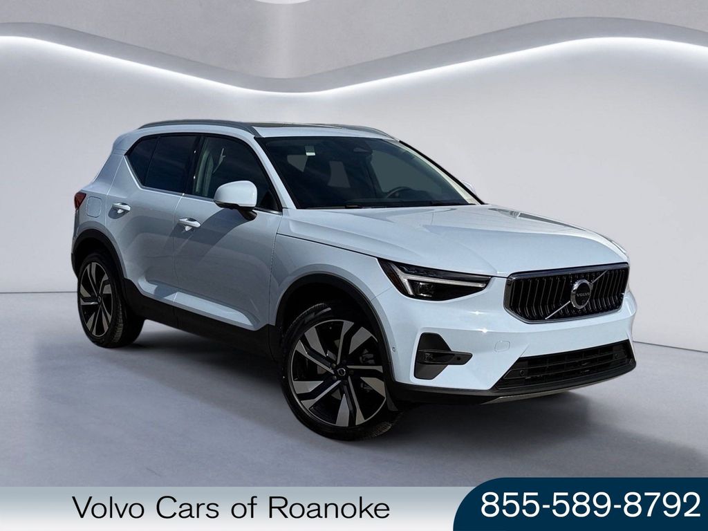 2025 Volvo XC40 B5 Ultra Bright Theme