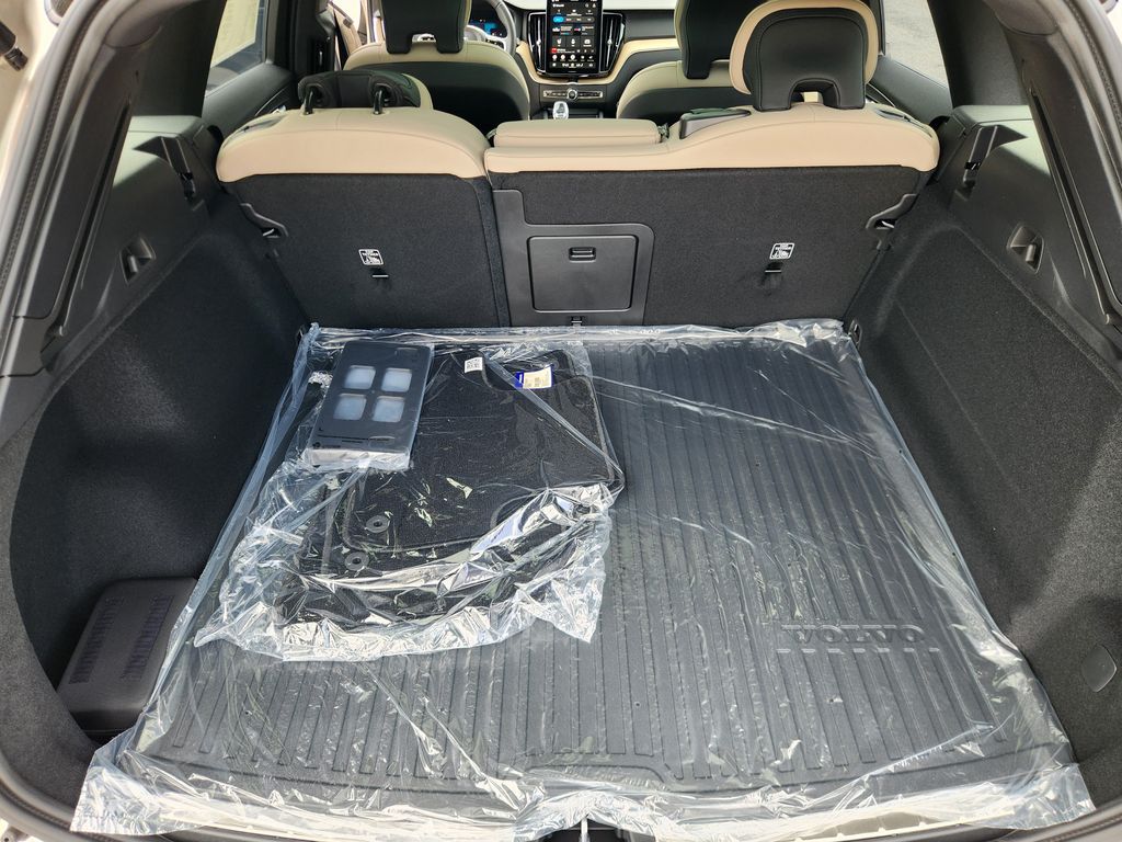 2026 Volvo XC60 Plus - Photo 14