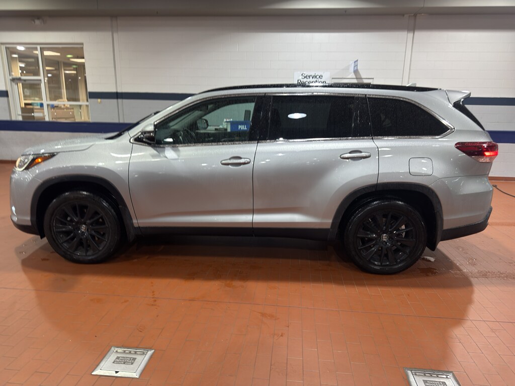 Used 2019 Toyota Highlander SE Sport Utility