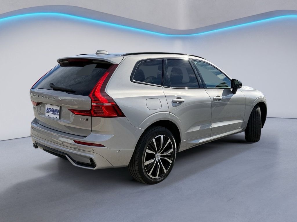 2025 Volvo XC60 B5 Plus photo 4