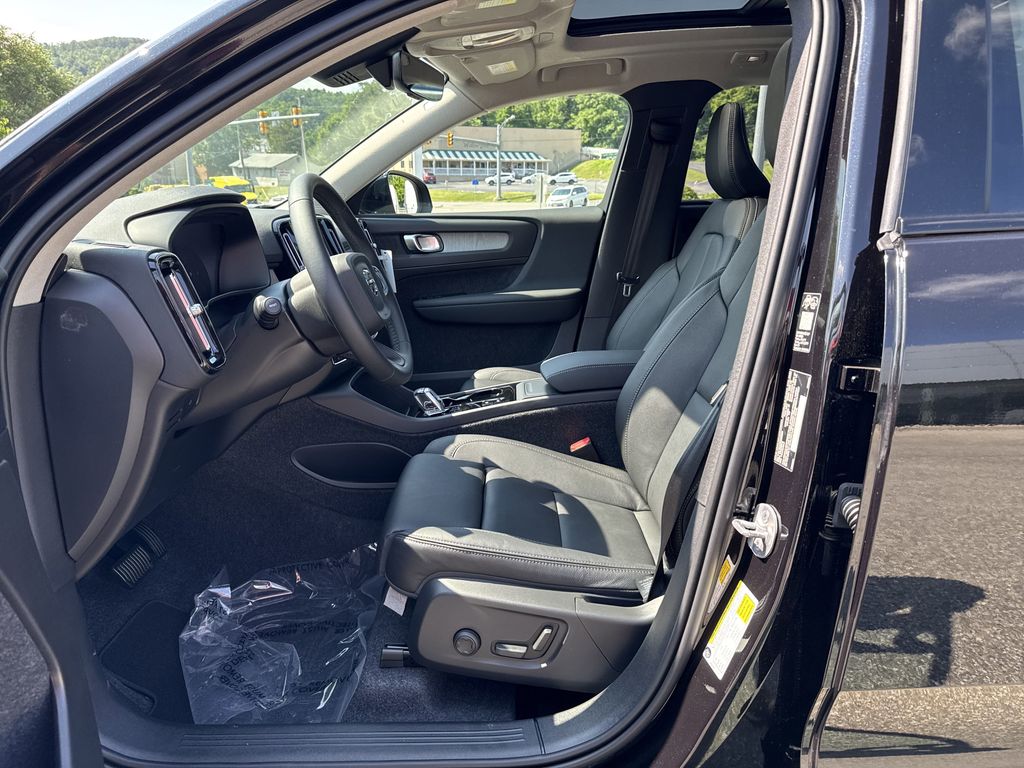 2026 Volvo XC40 Plus - Photo 9