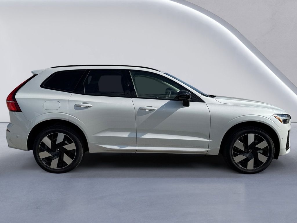 2025 Volvo XC60 Recharge Hybrid T8 Plus photo 2