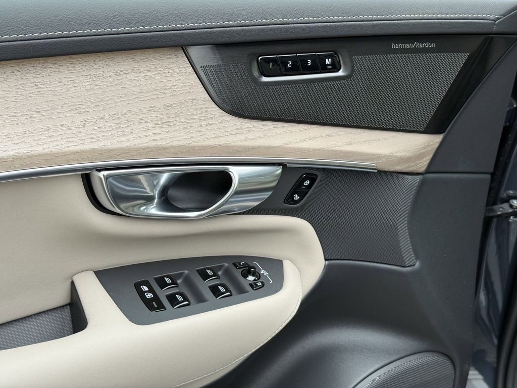 2026 Volvo XC90 Plus - Photo 16