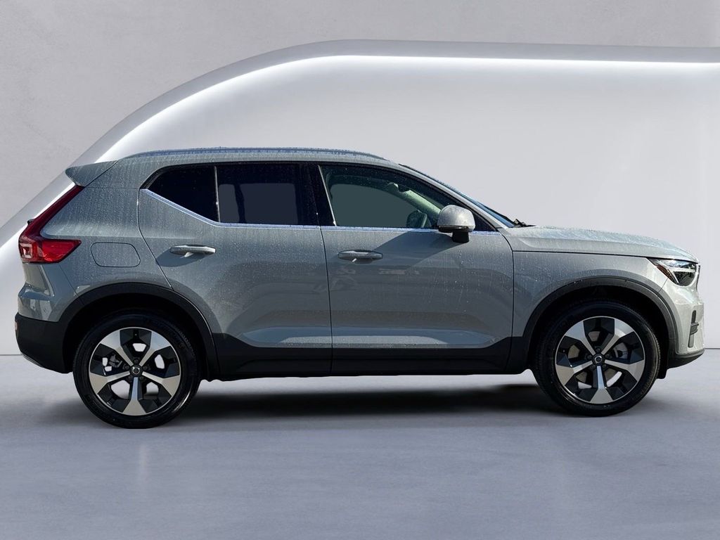 2025 Volvo XC40 Core photo 2