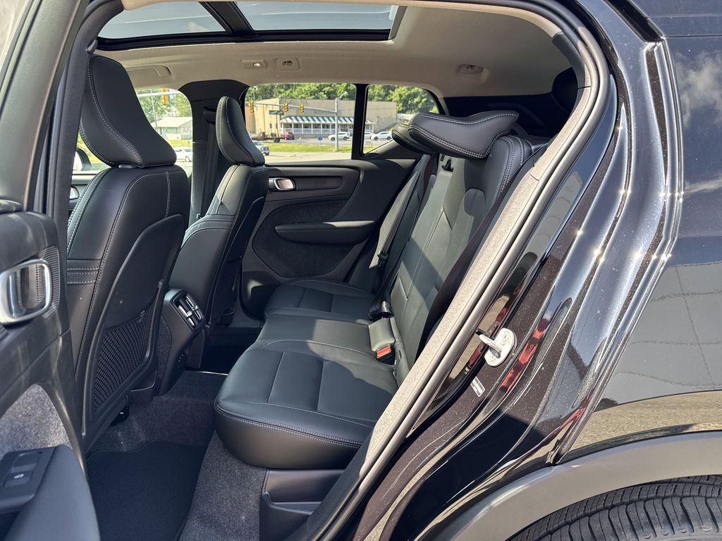 2026 Volvo XC40 Plus - Photo 11