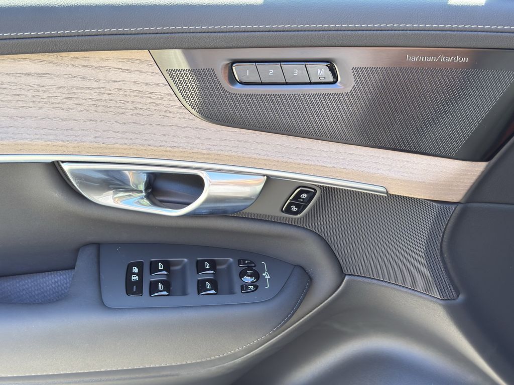 2026 Volvo XC90 Plus - Photo 16