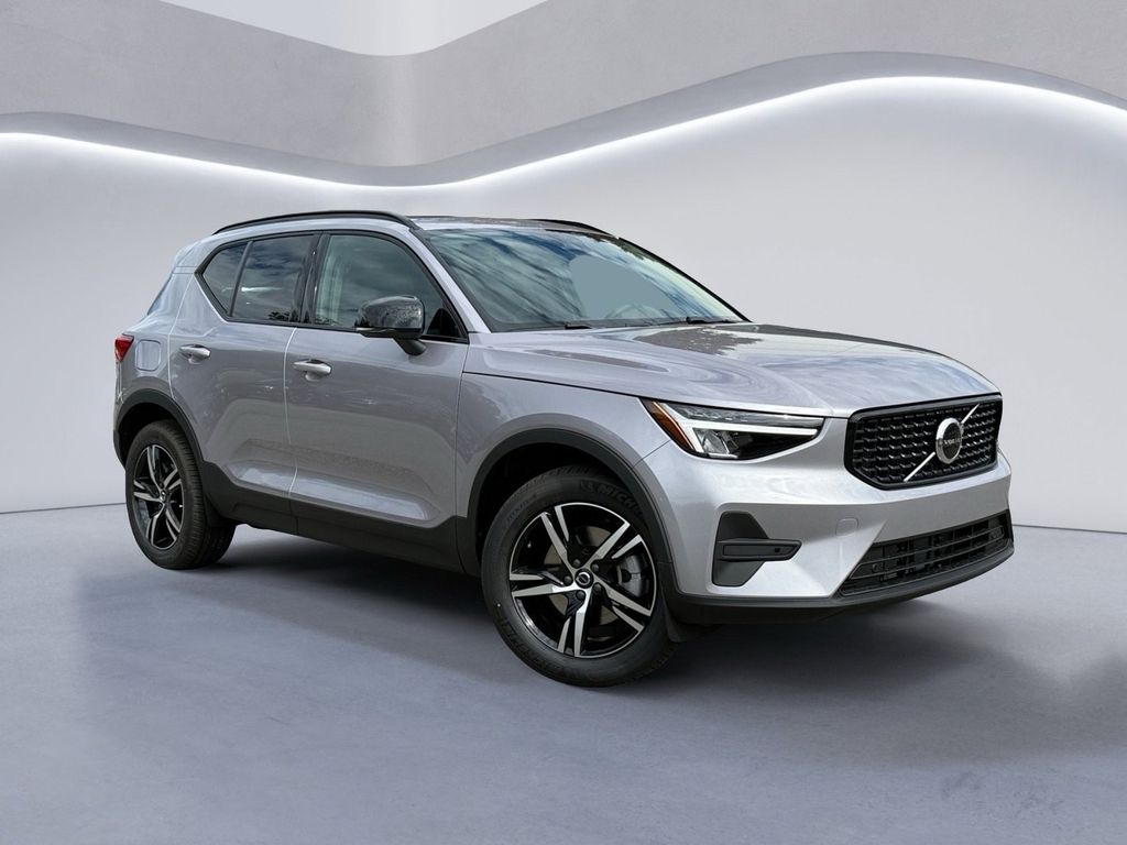 2026 Volvo XC40 Core photo 2