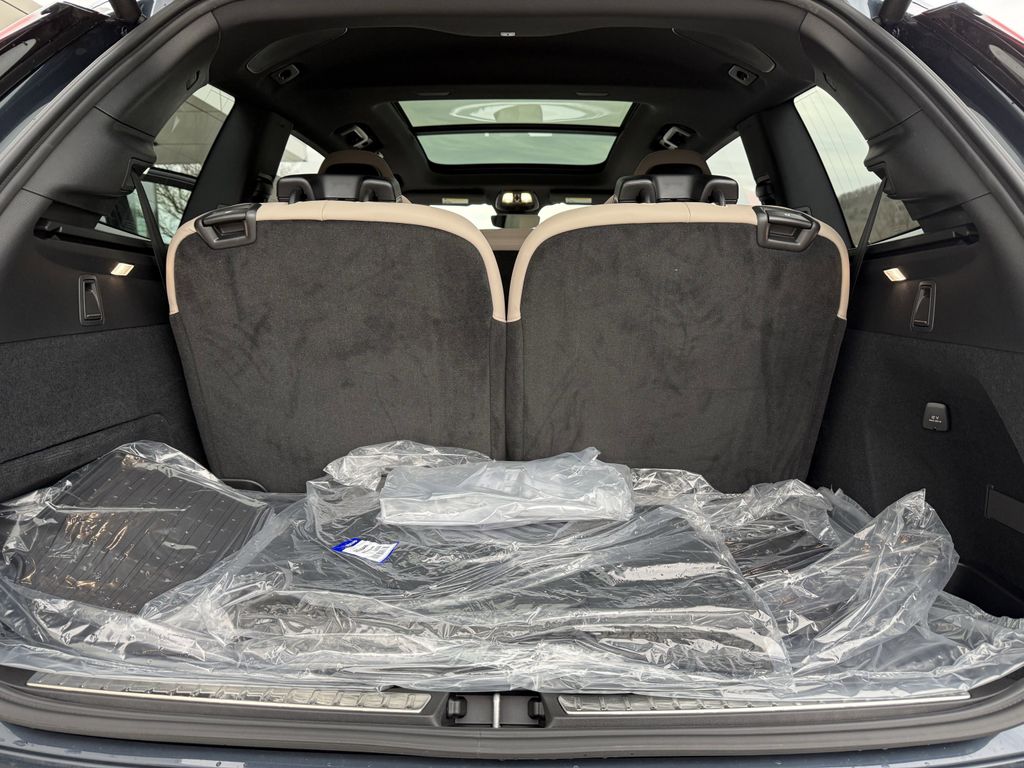 2026 Volvo XC90 Plus - Photo 13