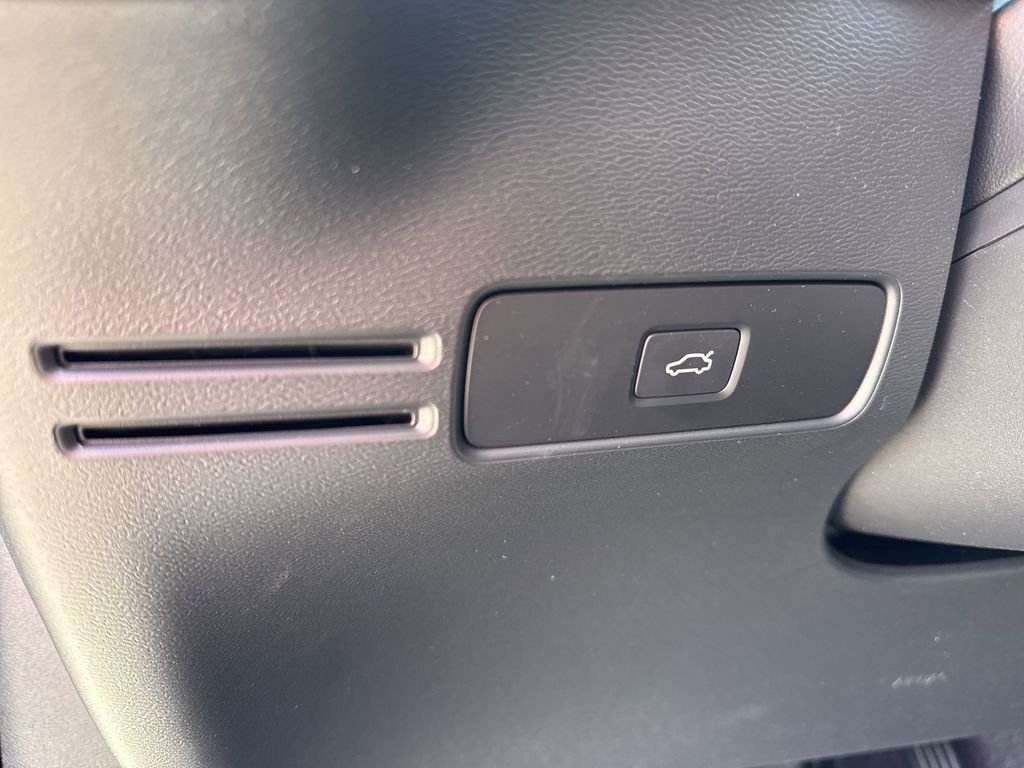 2026 Volvo XC40 Plus - Photo 18