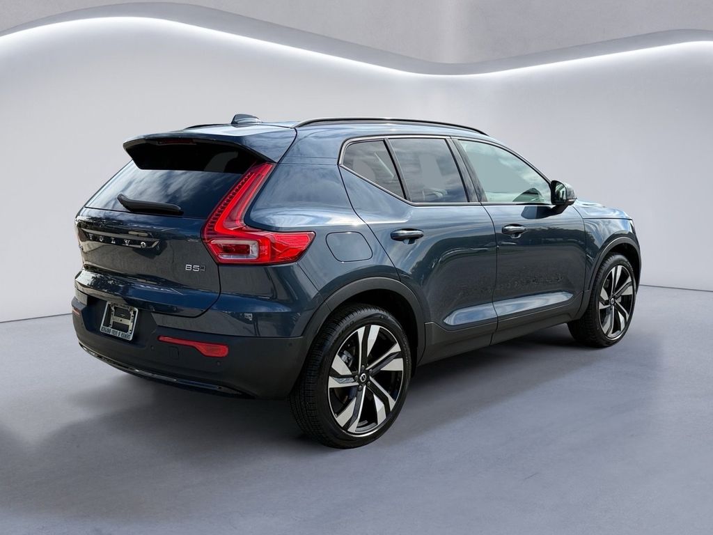 2026 Volvo XC40 Plus photo 4