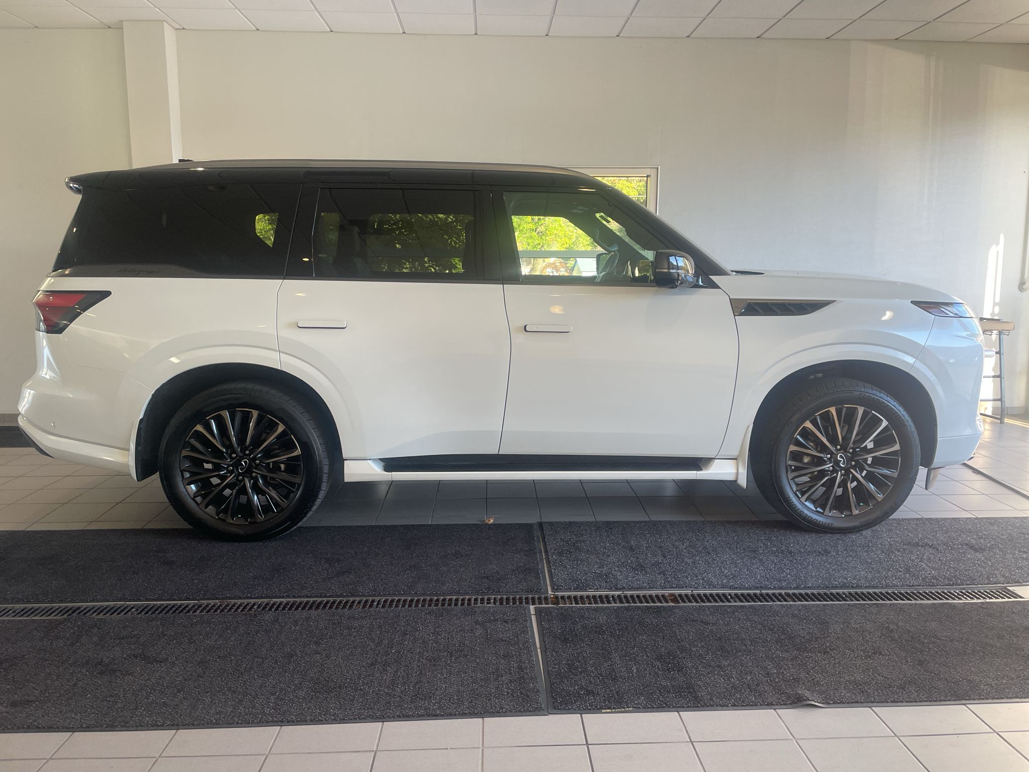 Used 2025 INFINITI QX80 Autograph Sport Utility